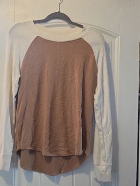 Women’s Two-Tone Raglan Long Sleeve Top - Camel & Cream